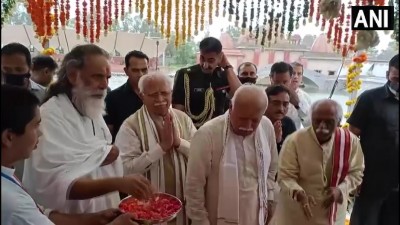 RSS प्रमुख मोहन भागवत और हरियाणा के राज्यपाल बंडारू दत्तात्रेय के साथ ज्योतिसर में भगवान कृष्ण की प्रतिमा का अनावरण किया।