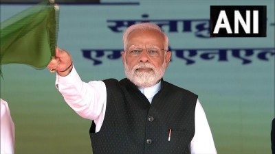 प्रधानमंत्री नरेंद्र मोदी ने मुंबई में छत्रपति शिवाजी महाराज टर्मिनस से मुंबई-साईनगर शिर्डी वंदे भारत ट्रेन को हरी झंडी