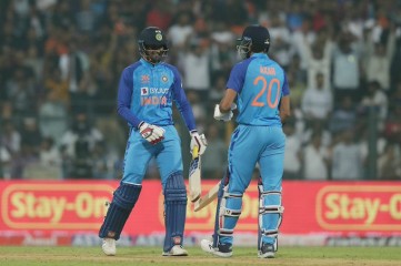 भारत और श्रीलंका के बीच वानखेड़े स्टेडियम मुंबई में खेले जा रहे पहले टी-20 मैच