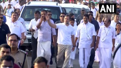 कांग्रेस सांसद राहुल गांधी पार्टी की 'भारत जोड़ो यात्रा' के 9वें दिन केरल के करुणागापल्ली पहुंचे।