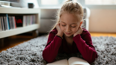 महामारी से परेशान बच्चों को किताबें पढ़ने से तनाव से मिलती है राहत