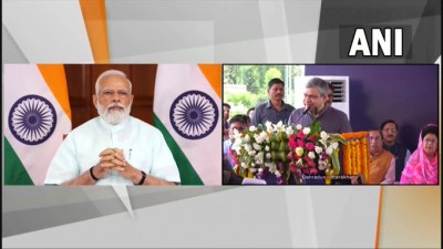 प्रधानमंत्री नरेंद्र मोदी आज देहरादून से दिल्ली के लिए पहली वंदे भारत एक्सप्रेस को वीडियो कॉन्फ्रेंसिंग के माध्यम से हरी झंडी दिखाकर रवाना