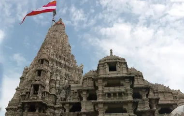 द्वारकाधीश मंदिर में दिन में 5 बार बदला जाता है ध्वज, जानें इससे जुड़ी रोचक बातें