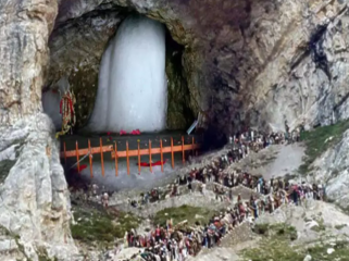 अमरनाथ गुफा मंदिर में पवित्र शिवलिंग के दर्शन के लिए 6,400 श्रद्धालुओं का एक और जत्था रवाना