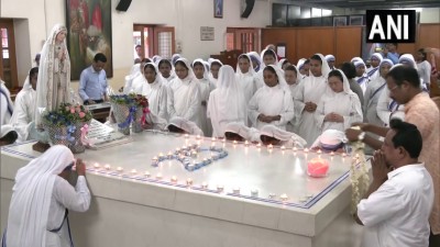 संत मदर टेरेसा की 25वीं पुण्यतिथि पर कोलकाता के 'द मदर हाउस ऑफ द मिशनरीज ऑफ चैरिटी' में प्रार्थना