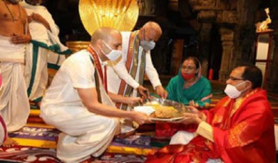मध्य प्रदेश के मुख्यमंत्री ने तिरुपति में बालाजी के किए दर्शन