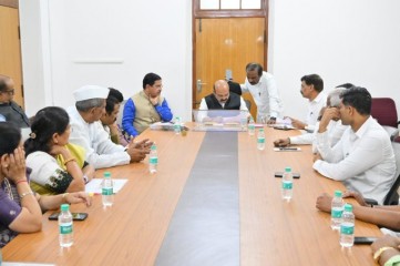 विधायकों और नेताओं के साथ बैठक की। बैठक में केंद्रीय संसदीय कार्य मंत्री प्रह्लाद जोशी भी मौजूद रहे।