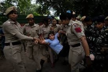 महिला पहलवानों को हिरासत में लिए जाने पर कांग्रेस ने कहा: ‘अहंकारी राजा’ जनता की आवाज को कुचल रहा है
