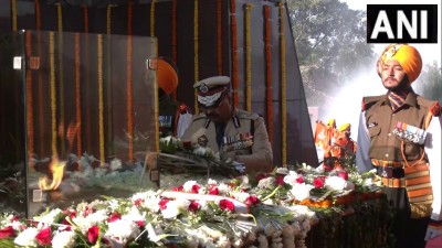 DGP दिलबाग सिंह और ADGP जम्मू जोन मुकेश सिंह ने विजय दिवस के अवसर पर जम्मू में बलिदान स्तंभ पर माल्यार्पण किया।