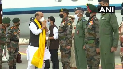 रक्षामंत्री राजनाथ सिंह शुक्रवार सुबह सेना प्रमुख नरवणे के साथ दिल्ली से लद्दाख दौरे