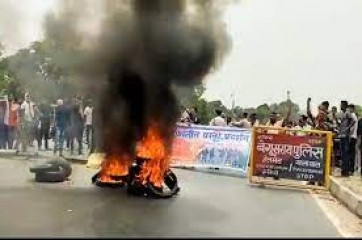 बिहार में अग्निपथ योजना के खिलाफ विरोध-प्रदर्शन चौथे दिन भी जारी, कई वाहनों में अगजनी