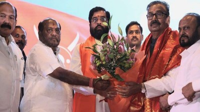 महाराष्ट्र : 40 भाजपा, कांग्रेस कार्यकर्ता मुख्यमंत्री शिंदे के नेतृत्व वाले शिवसेना धड़े में शामिल