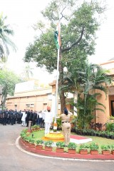 एकनाथ शिंदे ने 74वें गणतंत्र दिवस के अवसर पर मुंबई में अपने सरकारी आवास पर राष्ट्रीय ध्वज फहराया।