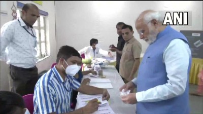 प्रधानमंत्री नरेंद्र मोदी गुजरात विधानसभा चुनाव के लिए रानिप में निशान पब्लिक स्कूल में मतदान किया।