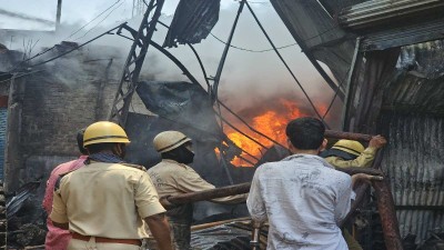इंदौर: ट्रांसपोर्ट नगर में टायर की दुकान में लगी भीषण आग, इलाके में अफरातफरी मच गई