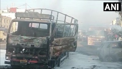 तेलंगाना: संगारेड्डी में तेल ले जा रहे एक ट्रक में आग लगने की घटना सामने आई।