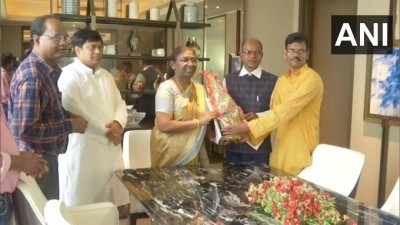 राजग की राष्ट्रपति पद की उम्मीदवार द्रौपदी मुर्मू कोलकाता में स्वामी विवेकानंद के पैतृक घर पहुंचीं