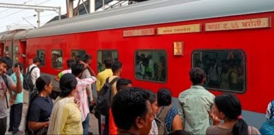 सुगौली में अवध एक्सप्रेस ट्रेन से चाइल्ड लाइन ने 17 नाबालिग का किया रेस्क्यू