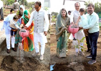 मुख्यमंत्री चौहान के साथ पौधे लगाकर परिजन ने मनाया बच्चों का जन्मदिवस