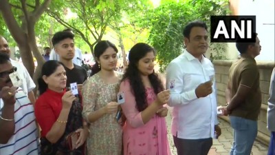 गलुरु: कर्नाटक के मंत्री और भाजपा नेता सीएन अश्वथ नारायण ने मतदान किया। तस्वीरें दीक्षा प्री स्कूल, बूथ संख्या 53 और 54 के हैं।