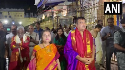 आंध्र प्रदेश: केंद्रीय मंत्री नितिन गडकरी ने तिरूपति में अपने परिवार के साथ श्री वेंकटेश्वर स्वामी मंदिर में पूजा-अर्चना की।